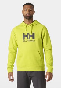 Jasně žlutá mikina s kapucí, která má přední kapsu a černé logo "HH" s textem "HELLY HANSEN". Vyrobena z měkké, beztexturové tkaniny.