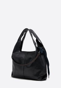 Czarna skórzana torba hobo z dwoma szerokimi, zaokrąglonymi paskami, gładką teksturą oraz niebieskim plecionym akcentem na uchwycie. Charakteryzuje się minimalistycznym designem.