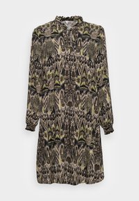 Robe à manches longues présentant un col à volants, un imprimé animalier complexe dans des tons de noir, vert et beige, avec des poignets élastiques et une silhouette droite.