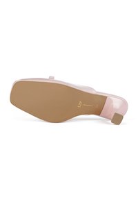 Różowa szpilka w odcieniu blush z gładkim, lakierowanym wykończeniem, niskim obcasem blokowym oraz teksturowaną gumową podeszwą, z metką wskazującą rozmiar 37.