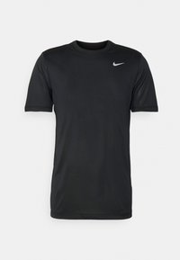 Černé atletické tričko s krátkým rukávem vyrobené z moisture-wicking materiálu. Má kulatý výstřih a reflexní logo Nike na hrudi.