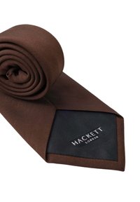 Cravate en soie marron, roulée avec une finition texturée, présentant une étiquette sombre contrastante portant "HACKETT LONDON" en lettres blanches.