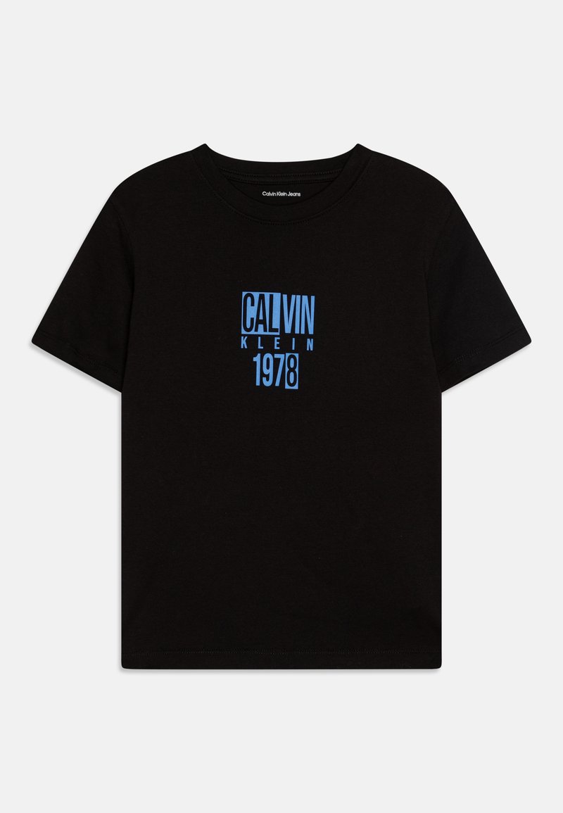 T-shirt in cotone nero con stampa grafica blu "CALVIN KLEIN 1978" sulla parte anteriore. Vestibilità standard con scollatura rotonda e maniche corte.