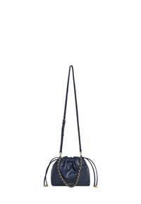 Granatowa skórzana torebka z marszczonym topem, regulowanym paskiem i złotawym łańcuszkiem jako akcentem. Posiada zapięcie na sznurek i okrągłe okucia.