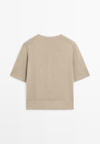 Beige kortemouw gebreide trui met geribde zoom en manchetten, plat van achteren weergegeven op een witte achtergrond.
