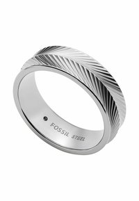 Silberner Edelstahlring mit einem strukturierten Chevron-Muster. Glatte Innenseite mit "FOSSIL STEEL" eingraviert.