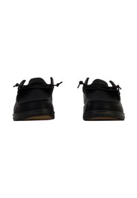 Zwarte sportieve schoenen met een glad leren bovenwerk, getextureerde stoffen accenten, elastische veters en een rubberen zool. Kenmerken zijn onder meer gestikte randen.