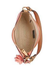 Piccola borsa a mano in pelle corallo con una tracolla beige, dotata di chiusura a zip e interno liscio. Accentua un notevole dettaglio floreale rosa sul lato.