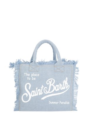 Borsa in tessuto azzurro chiaro con bordi sfrangiati e testo bianco con la scritta "The place to be Saint Barth Summer Paradise."