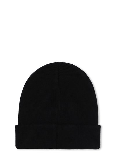 Czarna dziana czapka beanie z podwiniętym brzegiem. Tekstura ribbed, zaokrąglony czubek oraz bezszwowy design. Odpowiednia do noszenia w zimne dni.