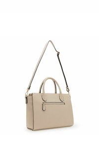 Beige synthetische handtas met een gladde textuur, voorzien van dubbele handvatten bovenaan, een afneembare schouderriem en een voorzak met rits en zwarte bies.
