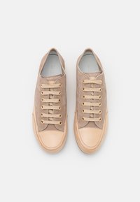 Beige Sneaker mit Obermaterial aus Wildleder, glattem Leder-Zehenkäppchen, goldenen Ösen und tonalen Schnürsenkeln. Abgerundete Form mit gepolstertem Innenbereich.