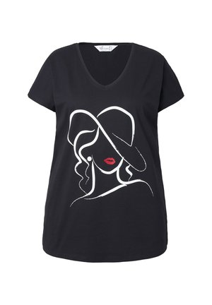 Černé bavlněné tričko s výstřihem do V, na kterém je bílý obrys ženské tváře v profilu, široký klobouk a detail červených rtů.