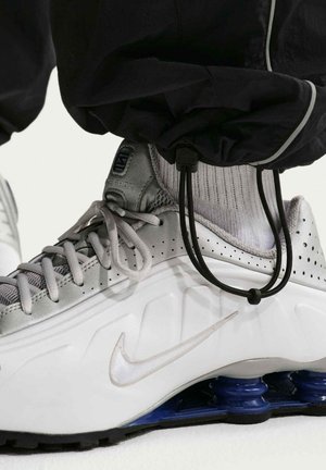 Nike Sportswear, NIKE SPORTSWEAR MEN'S WOVEN TROUSERS SPORTSWEAR - Pantaloni sportivi - black white