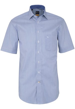 Camicia da uomo a maniche corte con bottoni, di colore azzurro chiaro con sottili righe verticali bianche e taschino sul petto frontale.