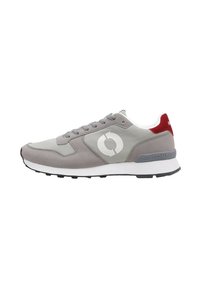 Baskets grises et blanches avec lacets gris, un onglet de talon rouge, logo circulaire sur le côté et marquage "ECOALF" sur la semelle intermédiaire.