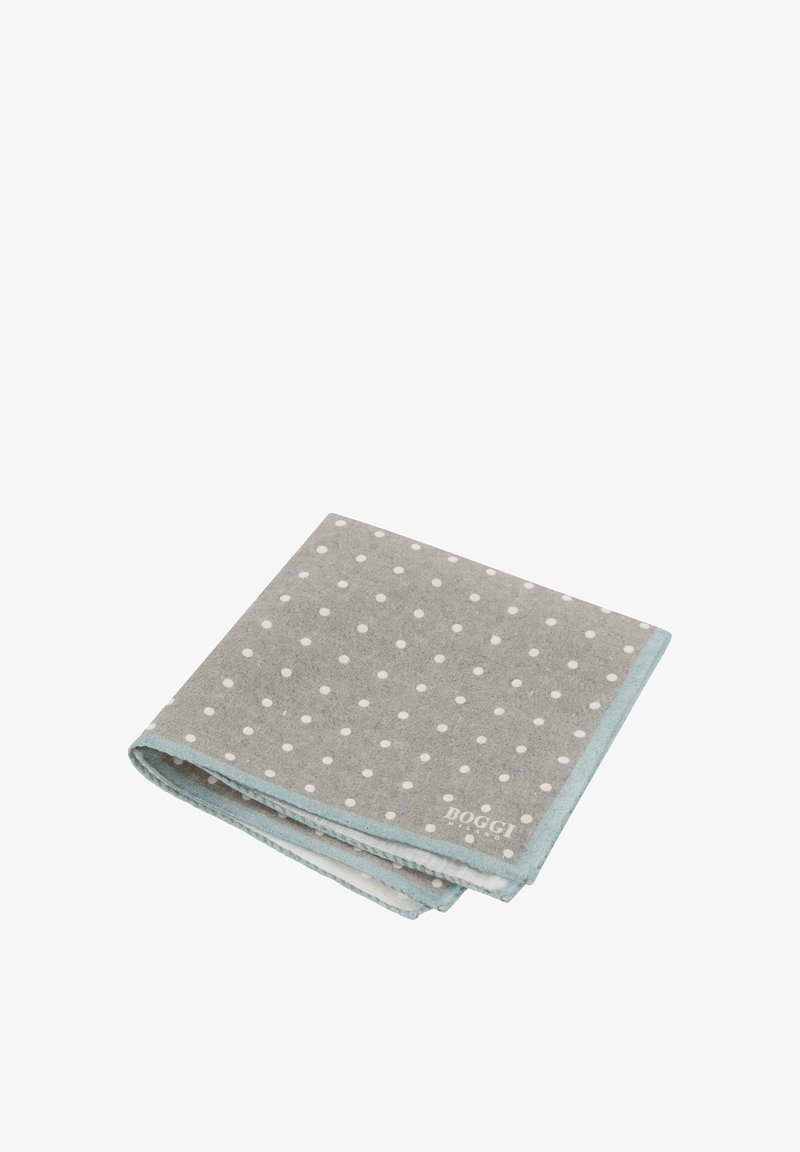 Harmaa pilkullinen kangasnappi, jossa on vaaleansininen reuna, pehmeällä tekstuurilla ja siisteillä ompeluyksityiskohdilla. Brändin logo näkyvissä reunassa.
