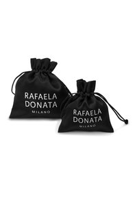 Dva čierne saténové vrecká so sťahovacou šnúrkou s bielym textom „RAFAELA DONATA MILANO.“ Jedno vrecko je väčšie ako druhé, obe majú sťahované vrchy.