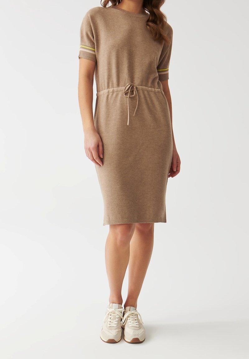 Robe tricotée en marron clair avec des manches courtes, taille à cordon de serrage et accents jaunes sur les poignets. Texture douce, coupe droite, longueur genou.