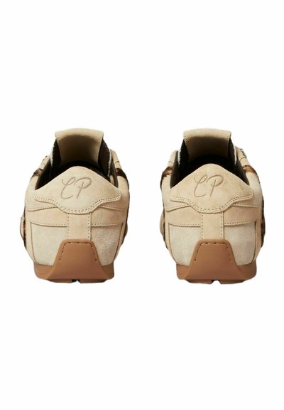 Sneaker in suede con tomaia beige, dettagli marroni e design low-top. Presentano il logo "CP" impresso sul tallone e una suola testurizzata.
