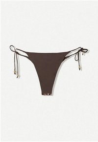 Bruine bikini-bil met dunne zijbinders, met een gladde textuur en een patroonaccent aan de achterkant. Minimalistisch ontwerp voor beperkte bedekking.