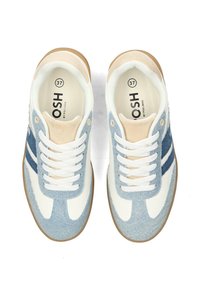 Baskets bleu clair et blanches avec un design texturé, dotées de deux rayures bleues, fermeture à lacets et un accent beige sur le talon.