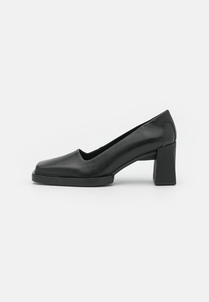 Schwarze Leder-Pumps für Damen mit quadratischer Zehenform und klobigem, mittelhohem Blockabsatz, seitlich auf weißem Hintergrund abgebildet.