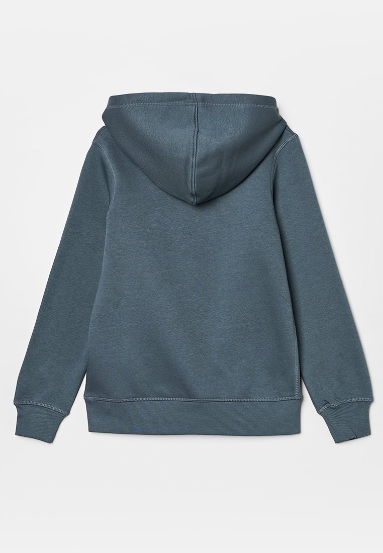 Kapturowa bluza w ciemnym turkusie, wykonana z miękkiego materiału. Posiada kieszeń kangurzą, ściągacze na rękawach i u dołu oraz widoczne detale przeszycia.