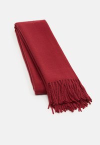 Écharpe en laine rouge foncé pliée avec des extrémités à franges sur un fond blanc uni.