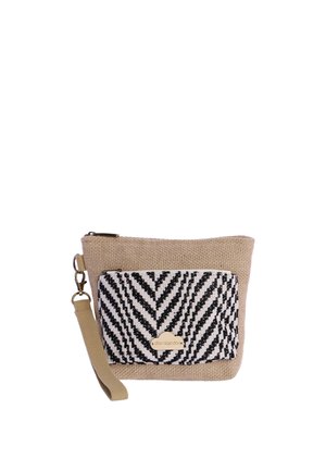 Funda de muñeca beige tejida con bolsillo frontal con estampado de chevron en blanco y negro y una pequeña etiqueta de marca dorada.