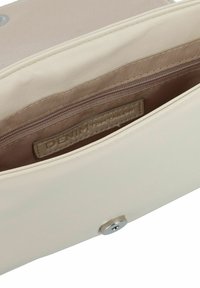 Clutch de color crema con un exterior de textura suave, un bolsillo con cremallera en el interior y un cierre de botón metálico en la parte frontal.