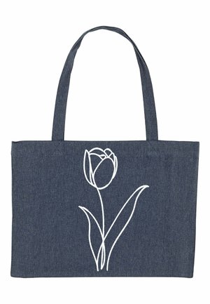 Borsa tote in denim blu con due manici, presenta un design di tulipano ricamato in bianco sul davanti, evidenziando il suo motivo floreale e la texture.