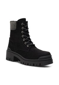 Czarne zamszowe botki za kostkę z zapięciem na sznurówki, z elementami ze srebrnego metalu i teksturowaną wstawką przy kołnierzu, gruba gumowa podeszwa.