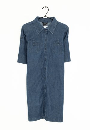 Blauwe denim jurk met knopen, kraag, twee borstzakken en driekwart mouwen, hangend aan een zwarte hanger.