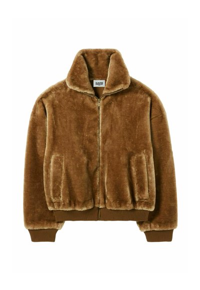Chaqueta de piel sintética marrón con un cuello alto, cierre de cremallera y bolsillos laterales. Puños acanalados y dobladillo que completan el diseño. Textura suave en toda la prenda.