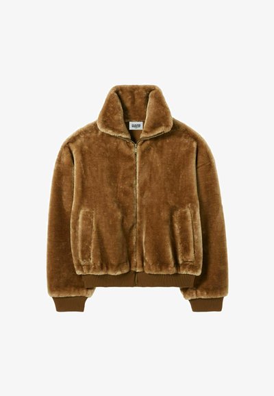 Giacca in finta pelliccia marrone con colletto alto, chiusura a zip e tasche laterali. Polsini e orlo a coste completano il design. Texture morbida in tutto il capo.