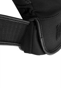 Cinturino in tessuto nero con una finitura liscia, caratterizzato da elastico texturizzato e cuciture, insieme a un bordo curvo e sagomato.