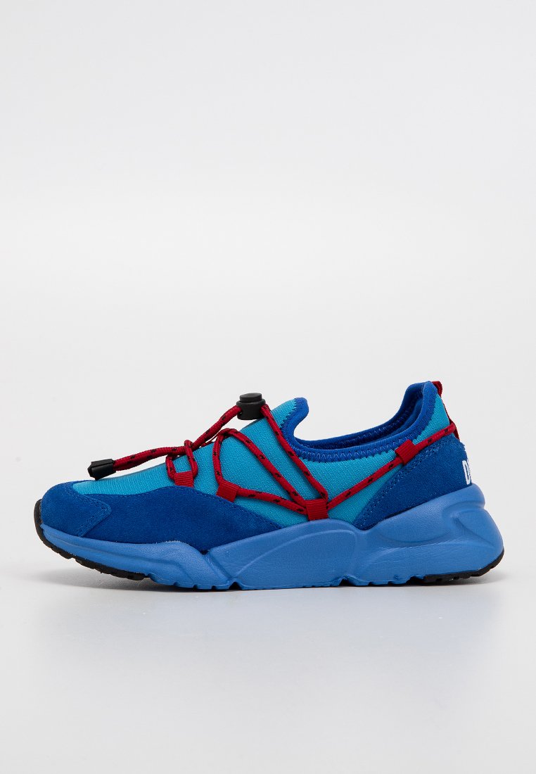 Baskets bleu et teal avec des lacets élastiques rouges réglables et une semelle épaisse, conçues pour un usage décontracté ou sportif, présentées sur un fond blanc.