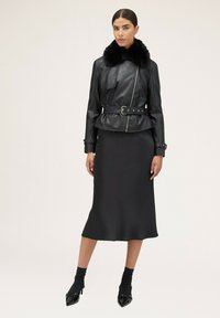 Motivi CON COLLO PELUCHE - Giacca in similpelle - nero