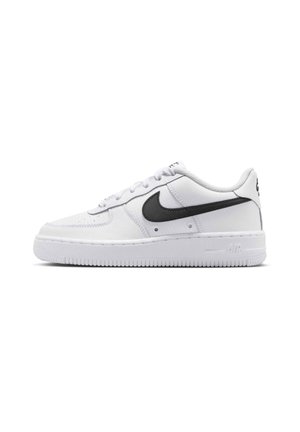 Hvid lavtop Nike Air Force 1 sneaker med sort swoosh-logo, snørelukning og tyk gummisål.