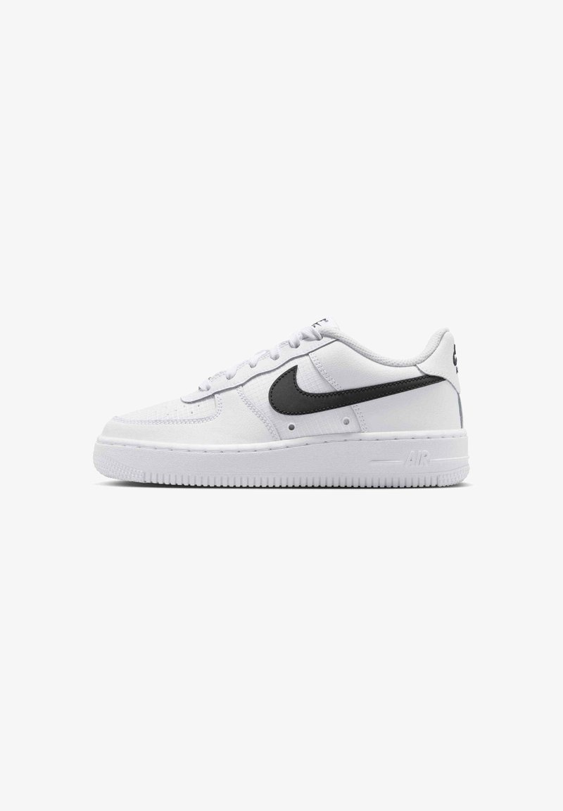 Sneaker Nike Air Force 1 bianca low-top con logo swoosh nero, chiusura con lacci e suola spessa in gomma.