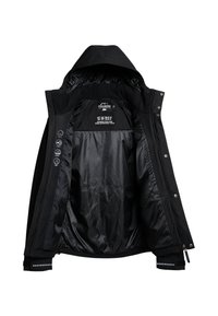 Zwarte capuchonjack, geopend om de gladde binnenvoering te tonen, met het Forsberg-logo en verzorgingssymbolen aan de linkerkant van de binnenkant.