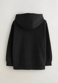 Sudadera negra con capucha ajustable, puños y bajo acanalados. Fabricada con un material suave y de textura lisa, sin elementos decorativos.