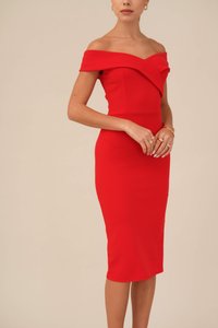 Abito rosso a spalla scoperta con silhouette aderente, orlo al ginocchio e tessuto texturizzato. Finitura liscia con dettaglio del collo drappeggiato.