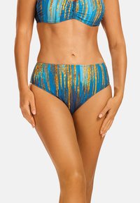 Zestaw bikini składający się z niebieskiego topu o plisowanej fakturze i kostiumu o wysokim stanie. Materiał ma pionowe pomarańczowe i złote paski.