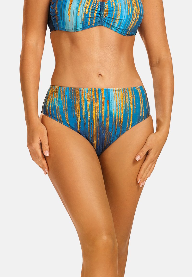 Zestaw bikini składający się z niebieskiego topu o plisowanej fakturze i kostiumu o wysokim stanie. Materiał ma pionowe pomarańczowe i złote paski.