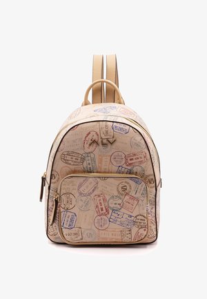 Zaino beige con motivo di timbri del passaporto, dotato di una tasca frontale con zip, hardware in tonalità oro e spallacci regolabili in pelle.