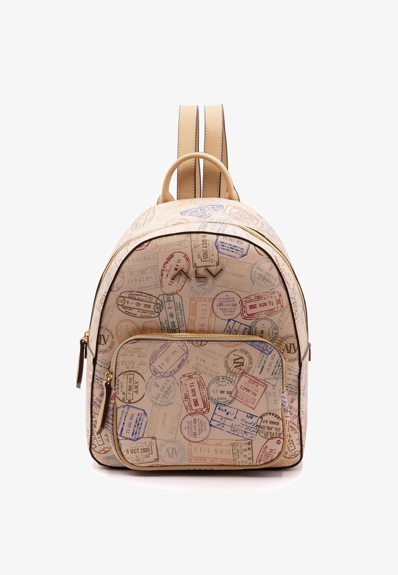 Beige rugzak met een paspoortstempelpatroon, voorzien van een voorzak met rits, goudkleurige hardware en verstelbare leren schouderbanden.