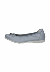 Bailarinas de color gris claro fabricadas en piel suave, con un lazo decorativo y herrajes plateados en la punta, y una suela de goma blanca.