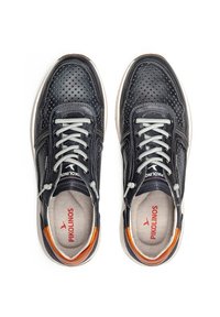 Une paire de baskets en cuir perforé noir avec des lacets blancs et des accents orange au talon, vue de dessus sur un fond blanc.